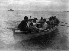 Prisoners with luggage and passengers between the jetty and the settlement, 1917.